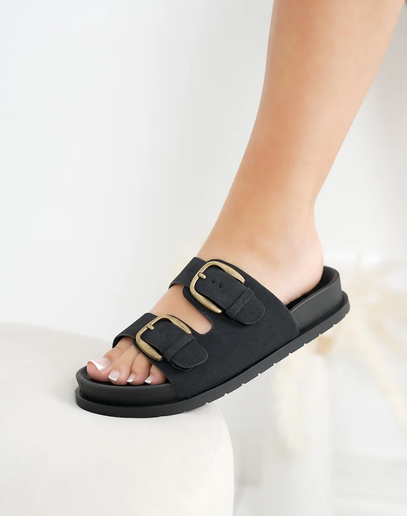 Mules femme noires en suédine tendance avec boucles épaisses dorées et semelle plate confortable