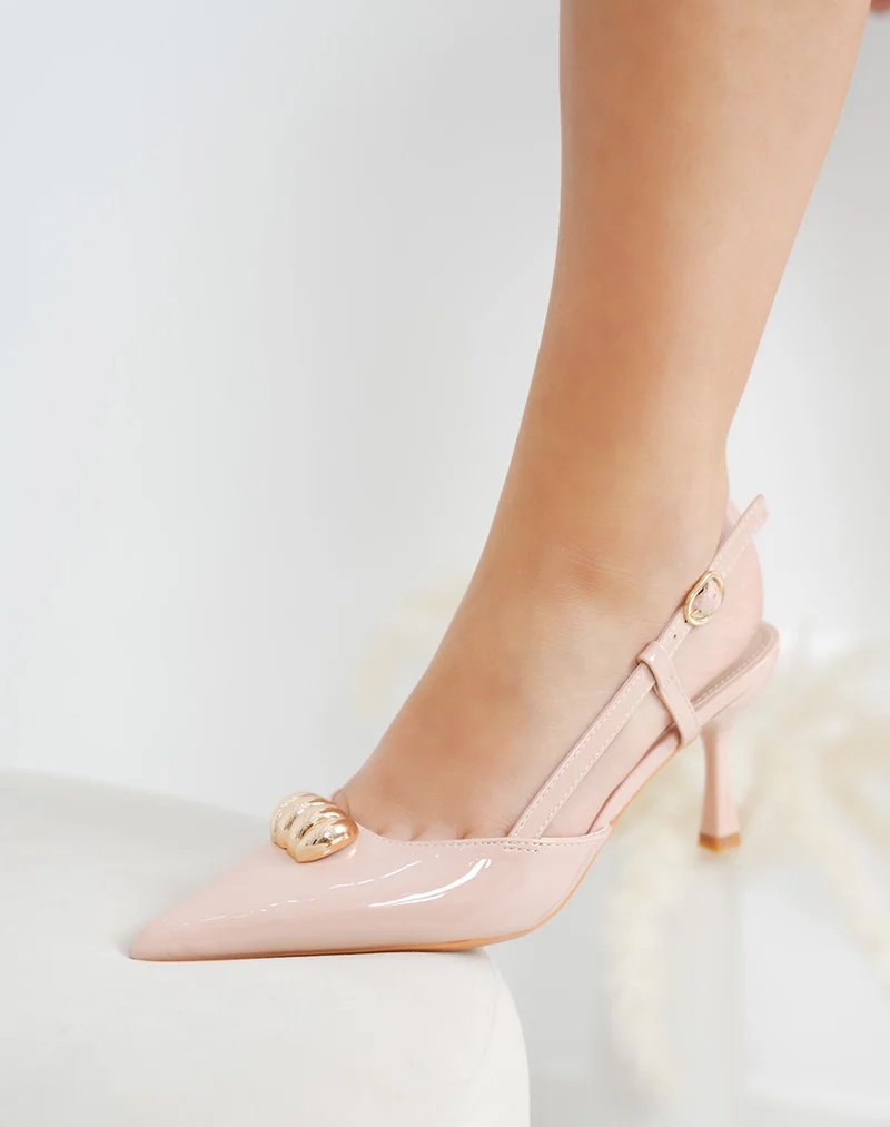 Escarpins femme beige vernis élégants avec bijou doré et talon aiguille 8 cm