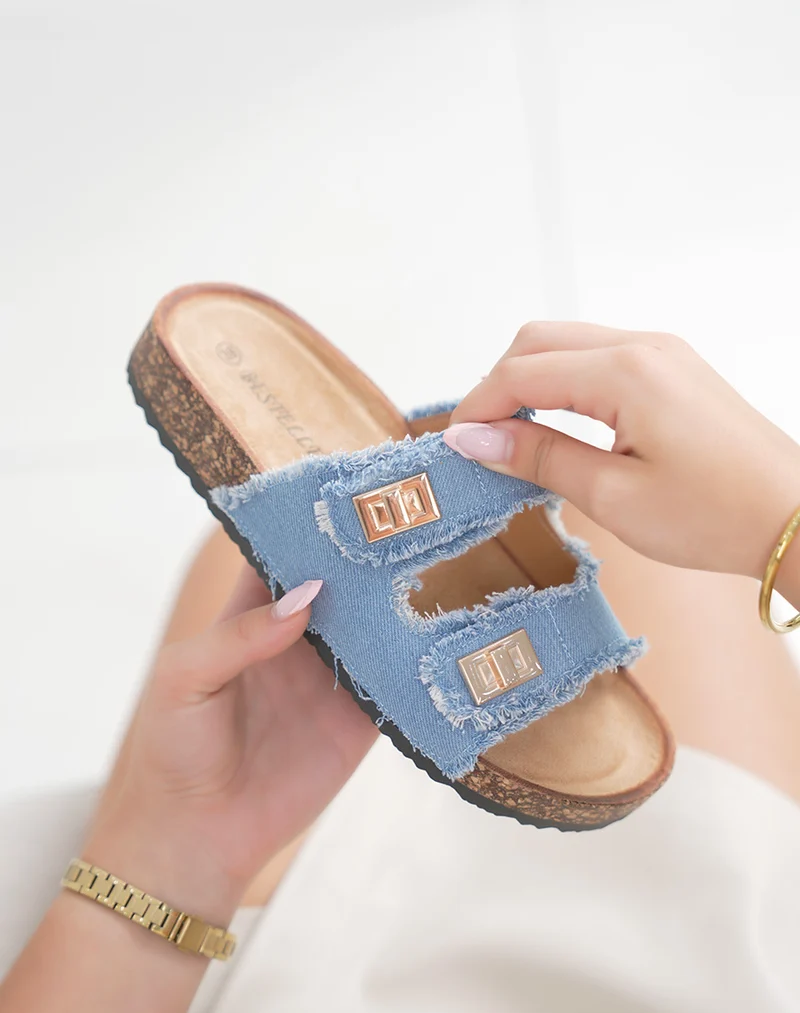 Mules femme bleu jean déchiré avec boucles dorées et semelle marron plate