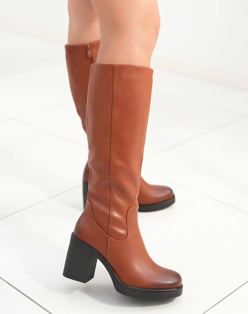 Bottes femme camel à talon moyen avec bout rond et effet délavé élégance et caractère