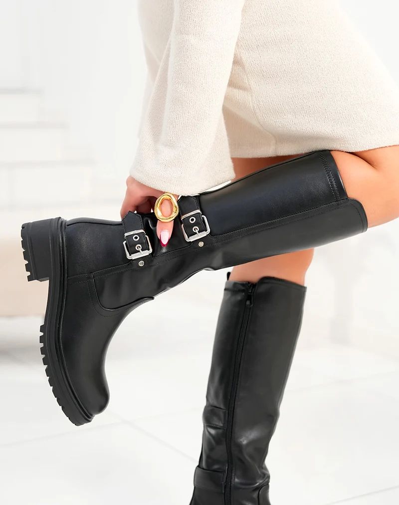Bottes femme noires à double lanières avec boucles argentées et semelle crantée robustesse et style