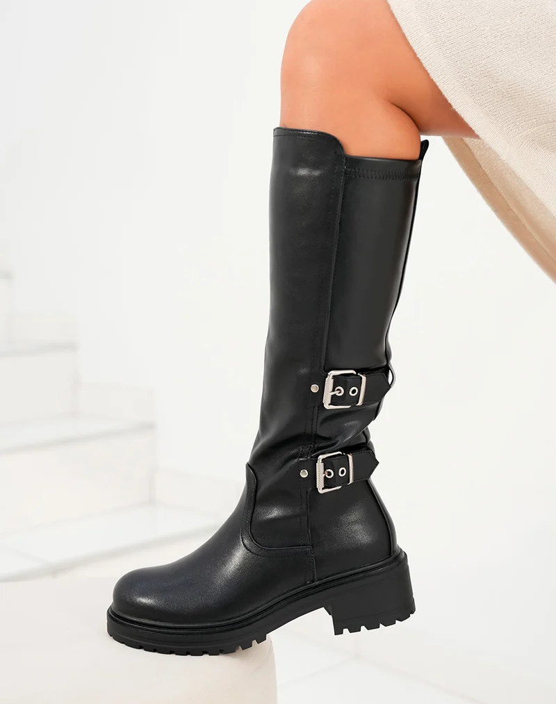 Bottes femme noires à double lanières avec boucles argentées et semelle crantée robustesse et style