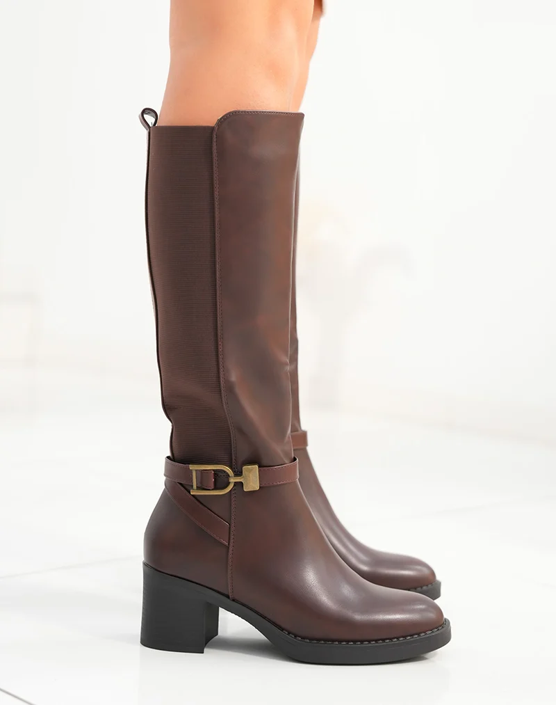 Bottes femme marron à talon moyen avec élastique et sangle décorative élégance et confort