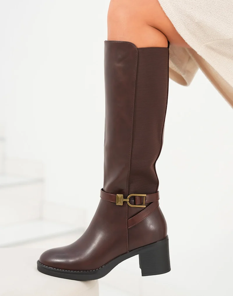 Bottes femme marron à talon moyen avec élastique et sangle décorative élégance et confort