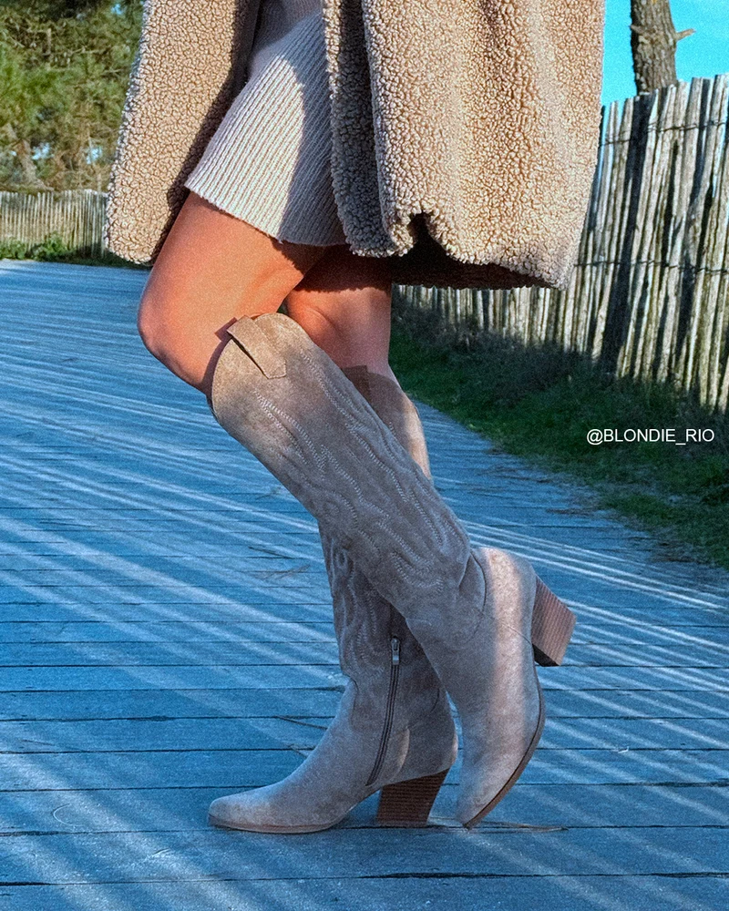Bottes femme taupe en suédine style santiags avec détails tissés et talon épais tendance et confort
