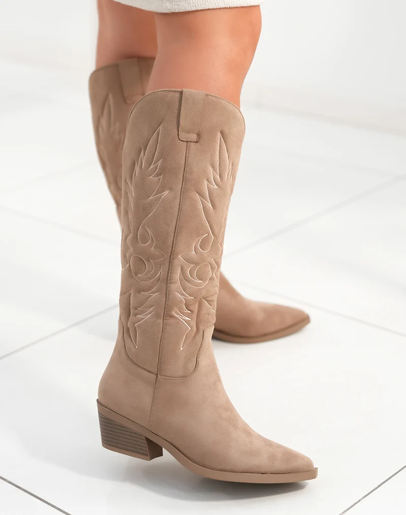 Bottes femme taupe en suédine style santiags avec détails tissés et talon épais élégance et caractère