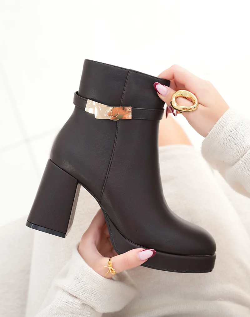 Bottines femme bordeaux foncé à talon haut carré avec plateforme et sangle dorée