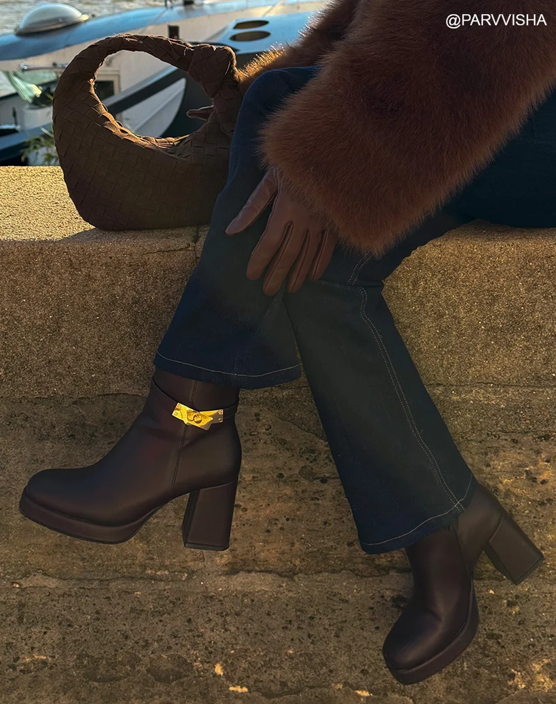 Bottines femme bordeaux foncé à talon haut carré avec plateforme et sangle dorée