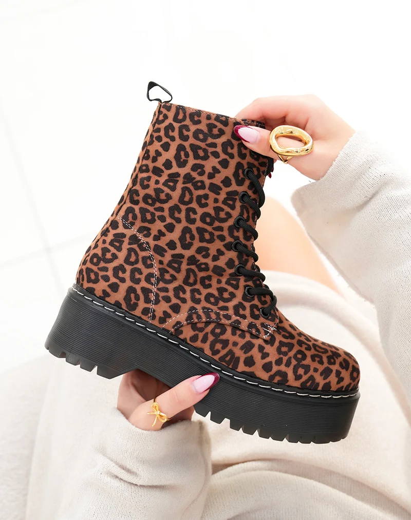 Bottines femme en suédine léopard avec plateforme crantée et lacets fins