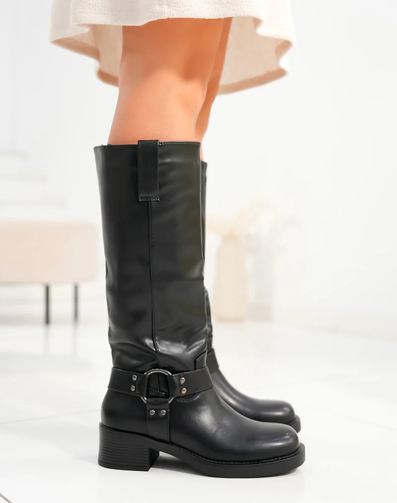 Bottes femme noires style motard avec boucle et détails cloutés dorés