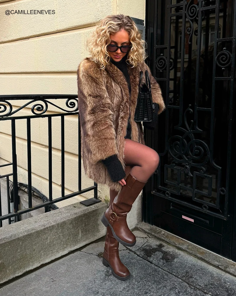 Bottes femme marron style motard avec boucle et détails cloutés dorés