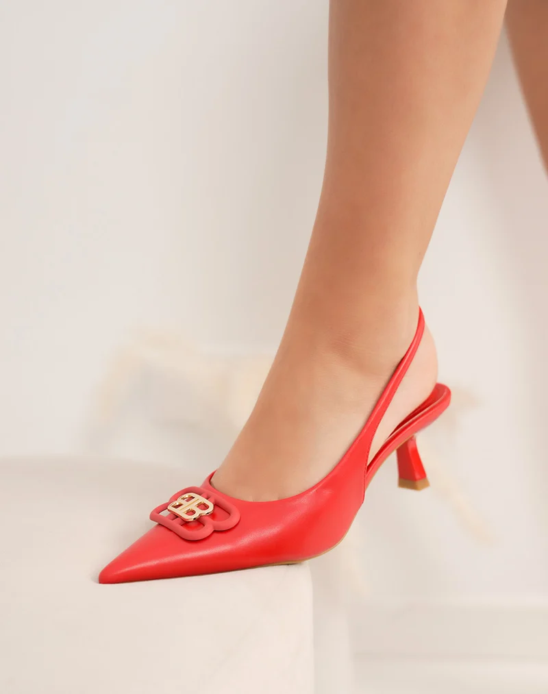 Escarpins femme rouges à bout pointu élégants avec bijou doré et petit talon