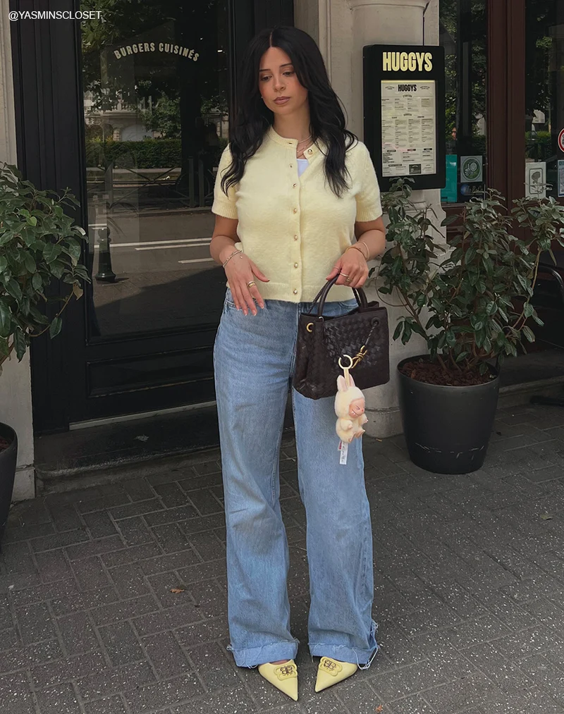Escarpins femme jaunes à bout pointu élégants avec bijou doré et petit talon