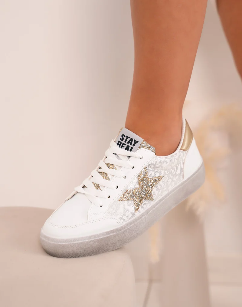 Baskets femme blanches élégantes avec étoiles pailletées et détails dorés