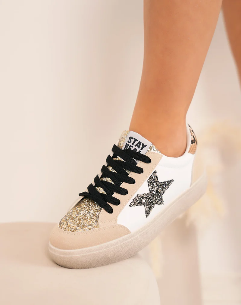 Baskets femme blanches tendance avec étoiles pailletées et détails dorés
