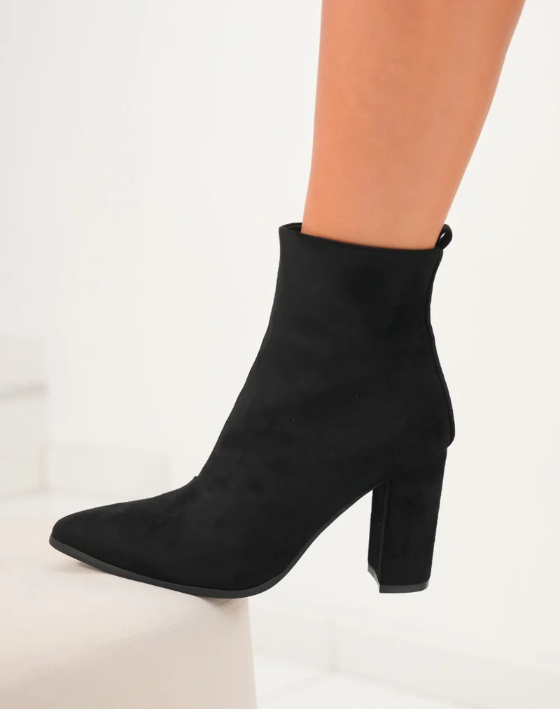 Bottines noires à bout pointu en suédine
