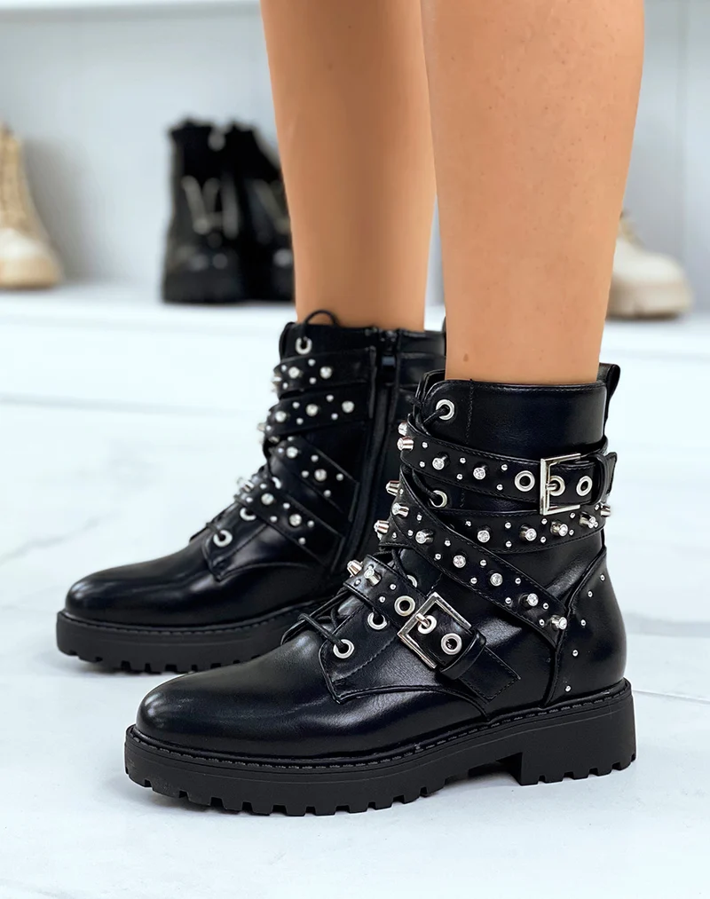 Bottines noires à lacets et multiples sangles décorées