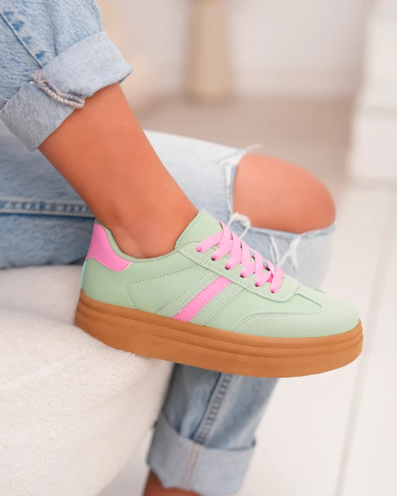 Basket femme verte pastel avec détails roses et plateforme marron moderne