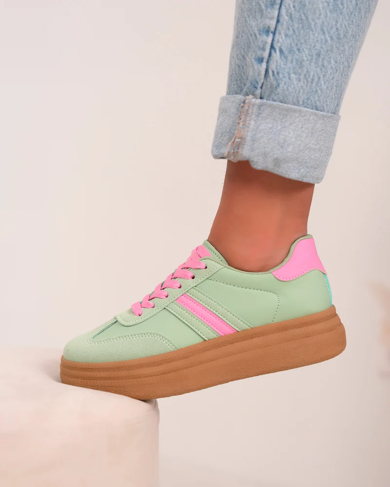Basket femme verte pastel avec détails roses et plateforme marron moderne