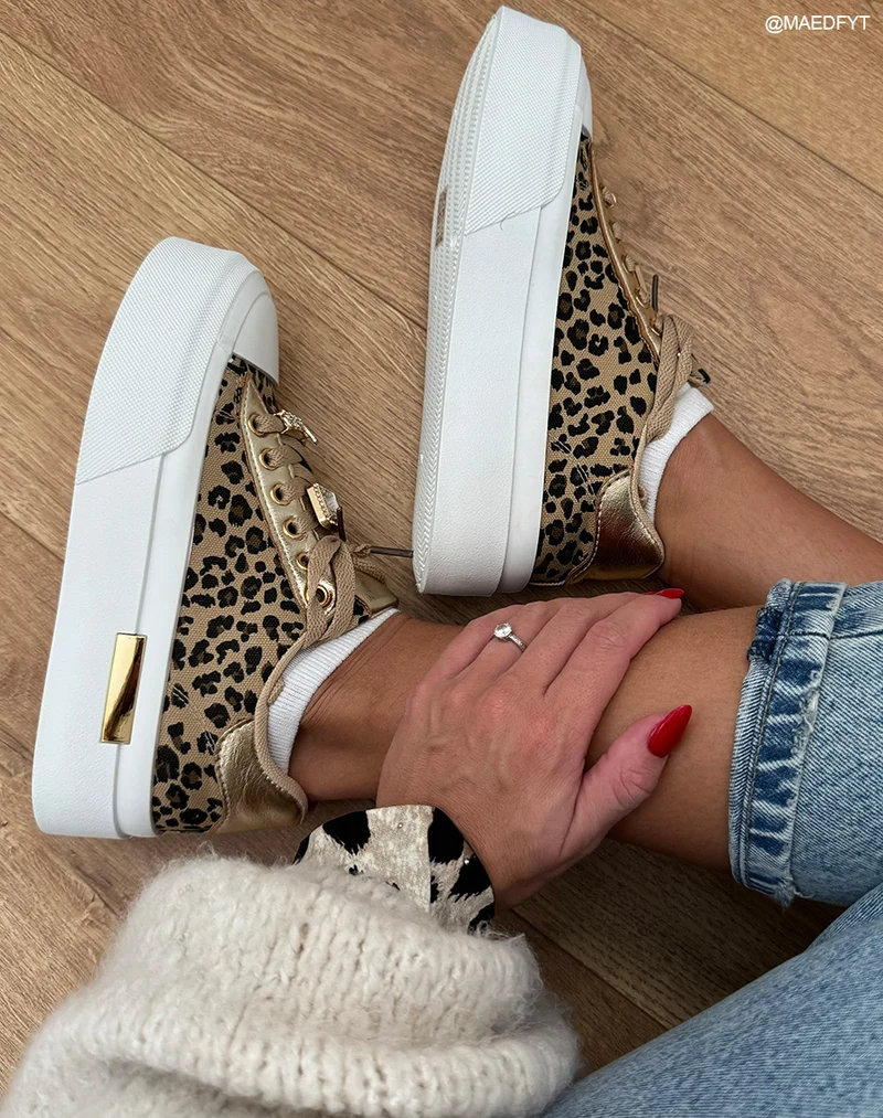Basket femme léopard chic avec détails dorés et plateforme tendance