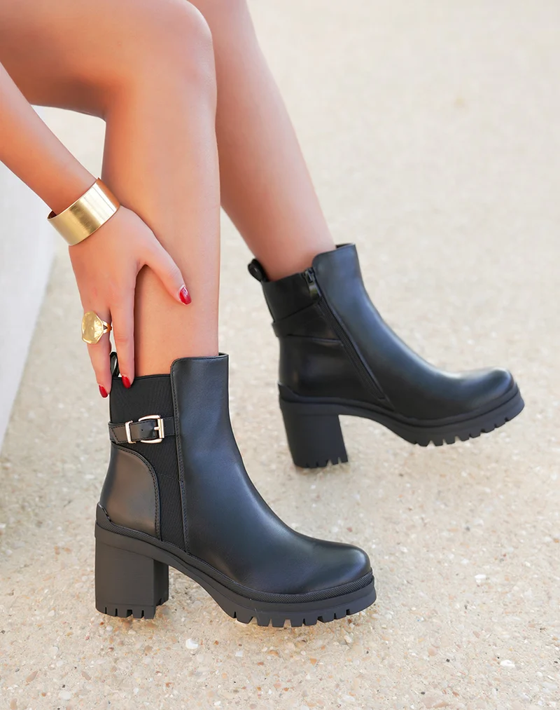 Bottines femme noires à talon avec lanière dorée et semelle crantée