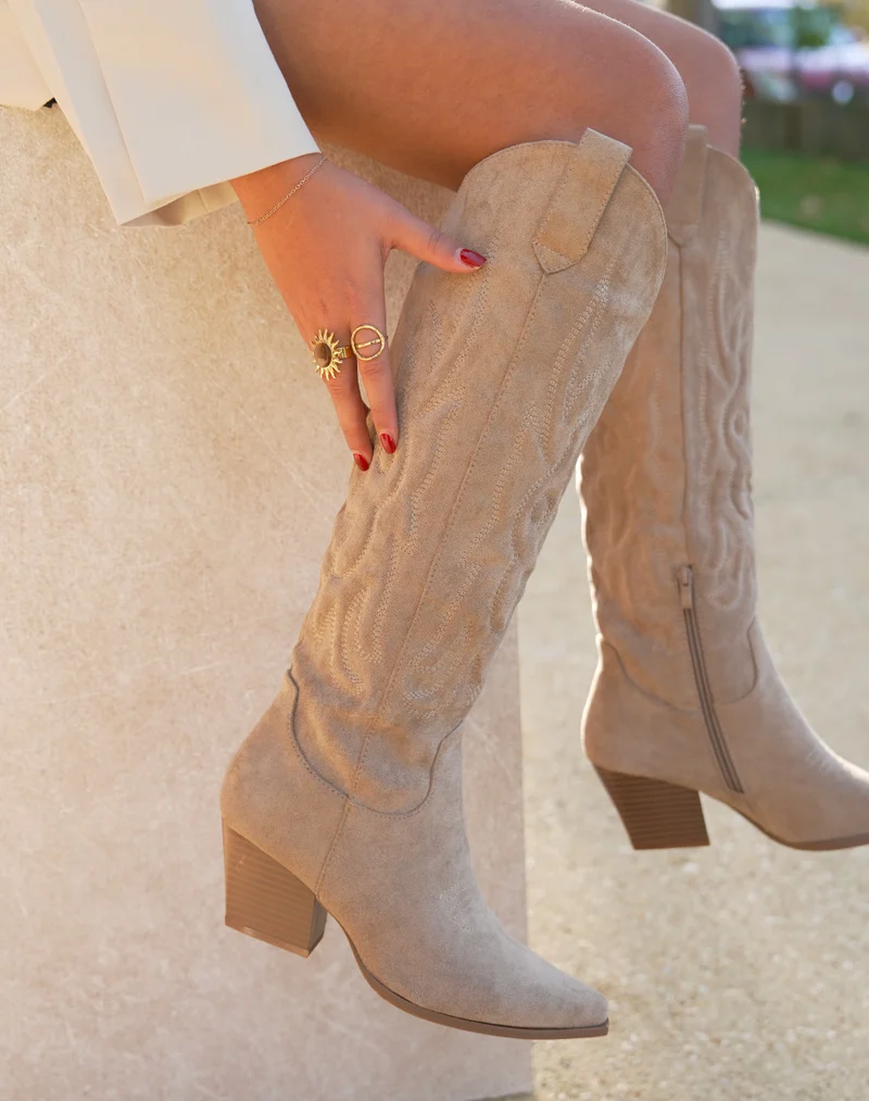 Bottes femme taupe style santiags avec talon épais et détails tissés