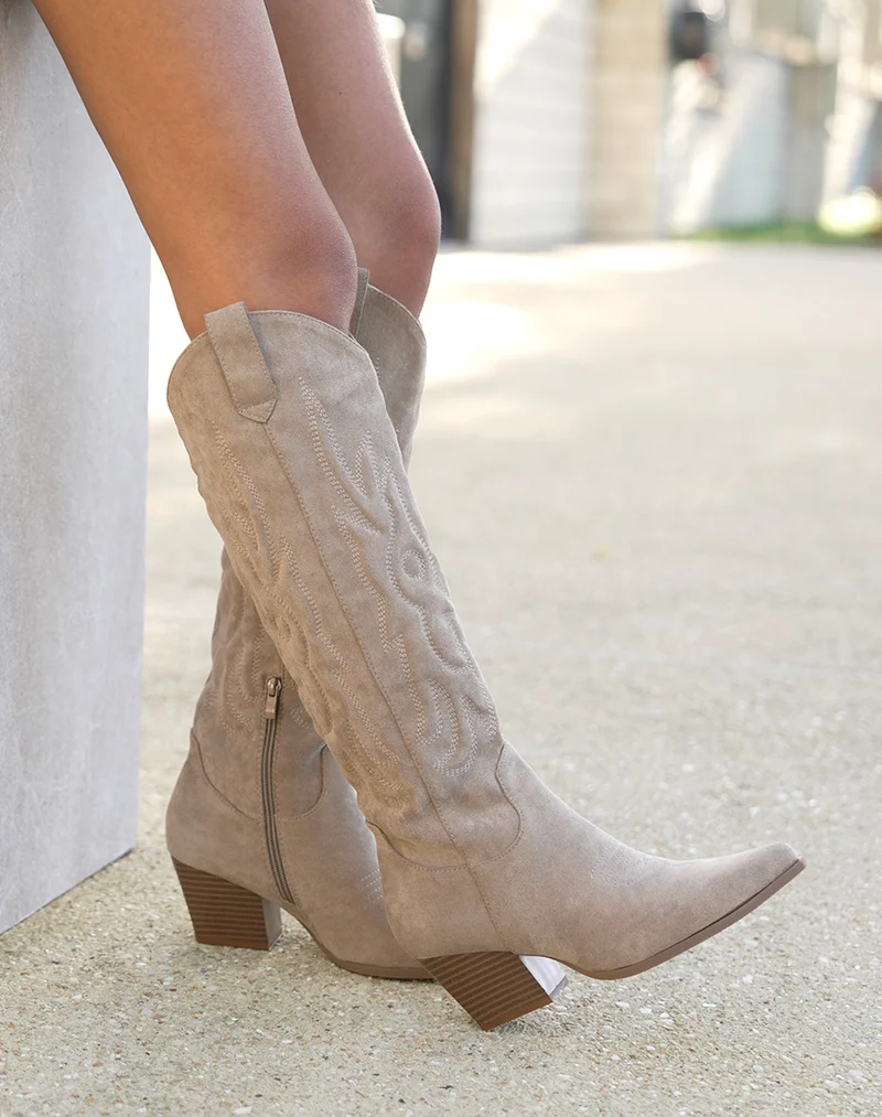 Bottes femme taupe style santiags avec talon épais et détails tissés