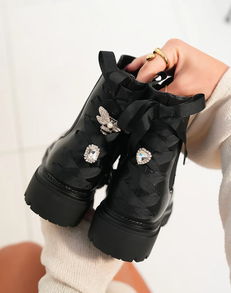 Bottines noires femme style chelsea tendance avec laçage décoratif