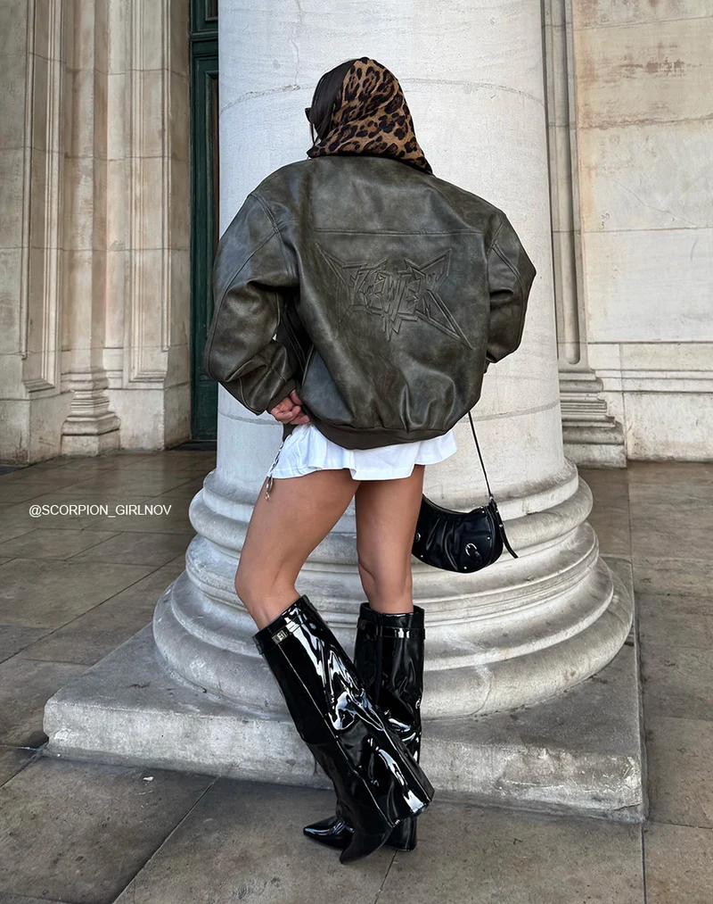 Bottes hautes femme noires en vinyle à talon carré et détails dorés