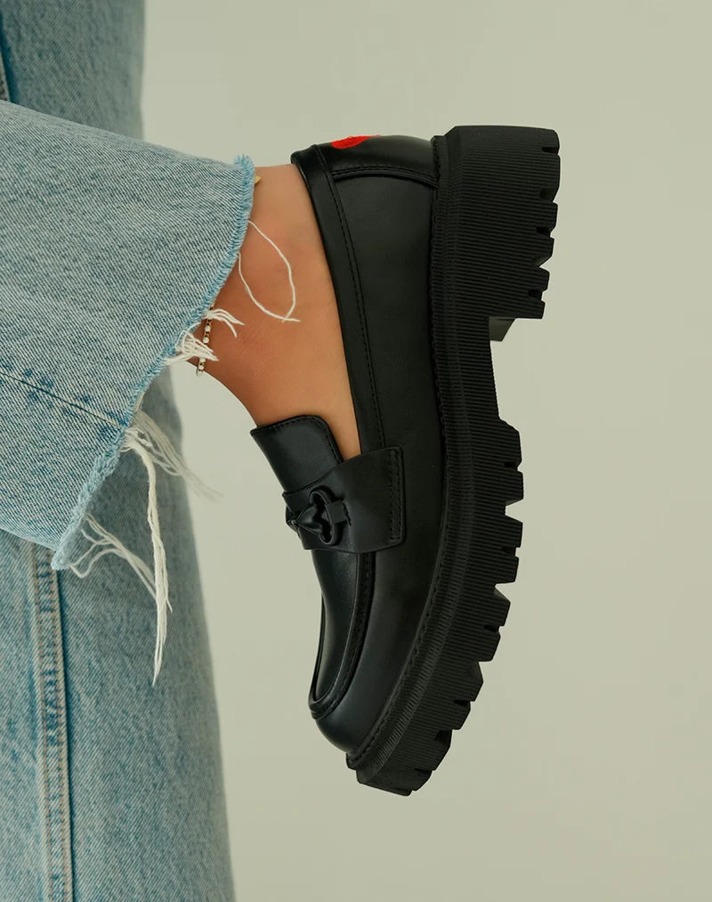 Mocassins noirs audacieux à plateforme crantée et détail coeur rouge