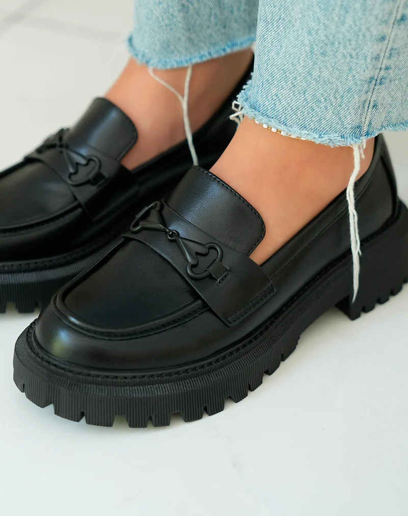 Mocassins noirs audacieux à plateforme crantée et détail coeur rouge