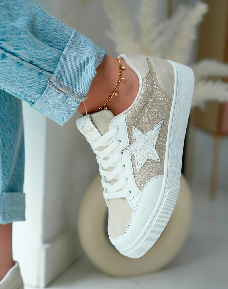 Baskets femme beige clair effet daim avec empiècements blancs et dorés pailletés