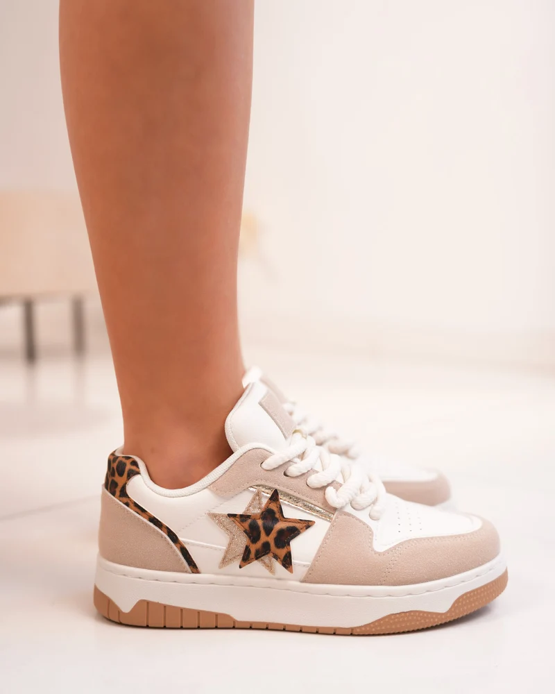 Baskets femme blanches à empiècements beige avec étoiles pailletées et léopard