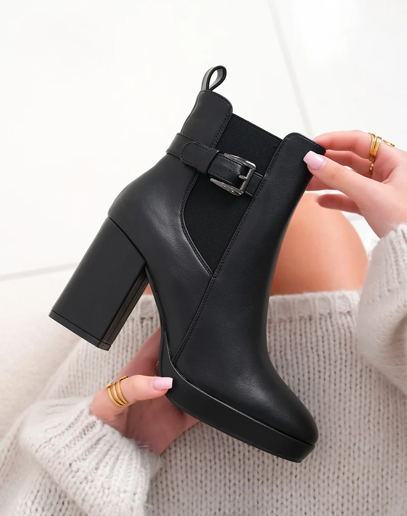 Bottines noires à talon et bout carré