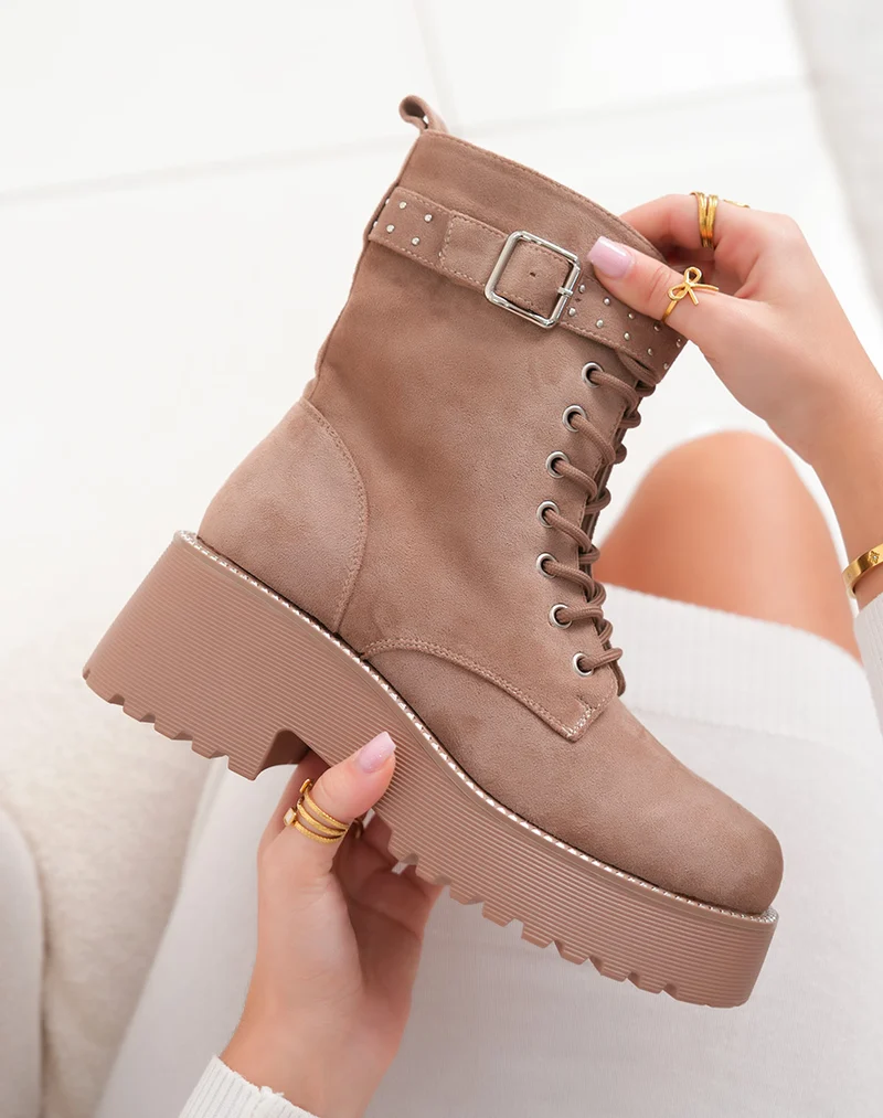 Bottines femme beige foncé en suédine avec lanière cloutée et semelle épaisse