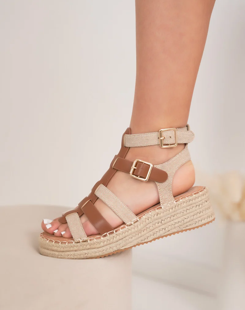 Sandales compensées femme camel tendance avec brides tissées et semelle effet corde