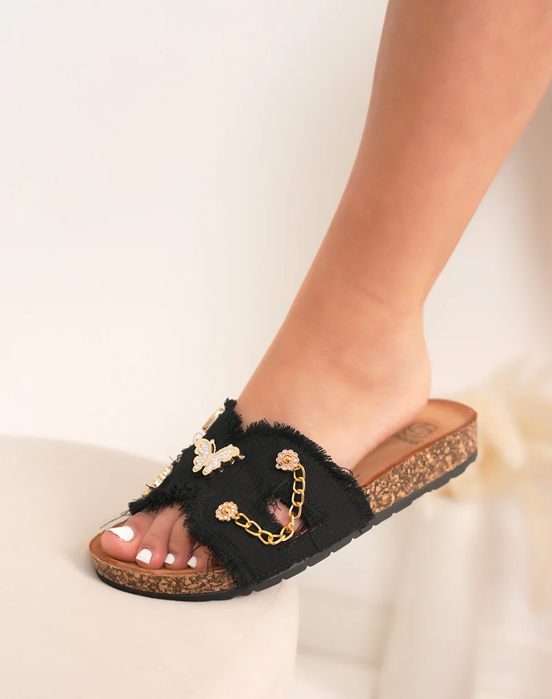 Mules femme noires tendance avec bride croisée effet déchiré et bijoux dorés fantaisie