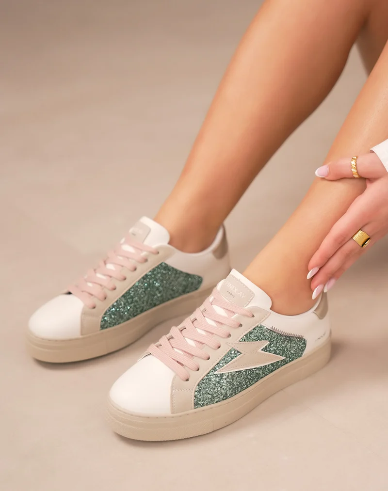 Baskets femme blanches à paillettes vertes et motif éclair en suédine beige