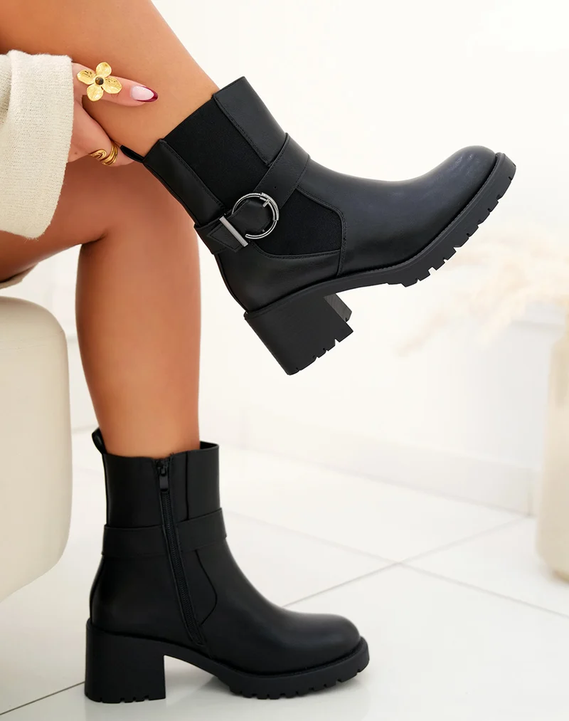Bottines femme noires avec boucles rondes métalliques et semelle crantée