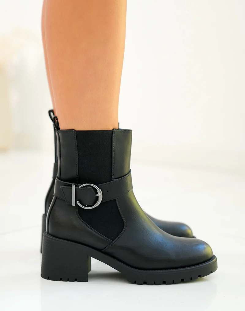 Bottines femme noires avec boucles rondes métalliques et semelle crantée