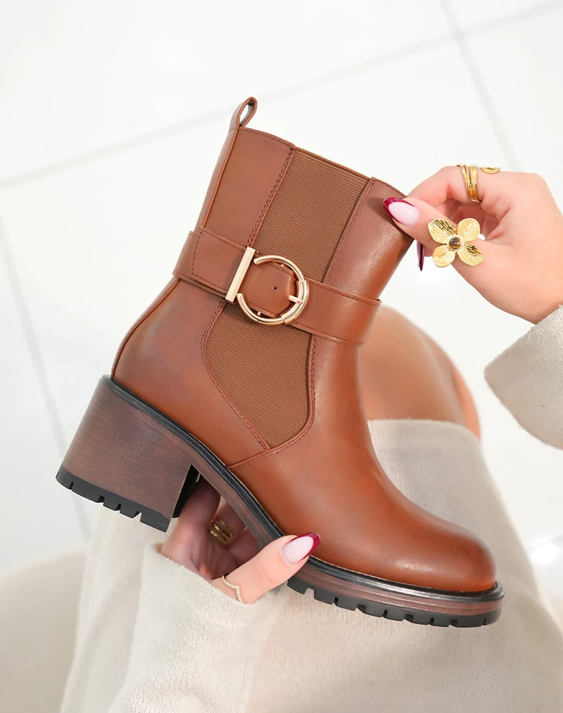 Bottines femme camel avec lanière et boucle dorée