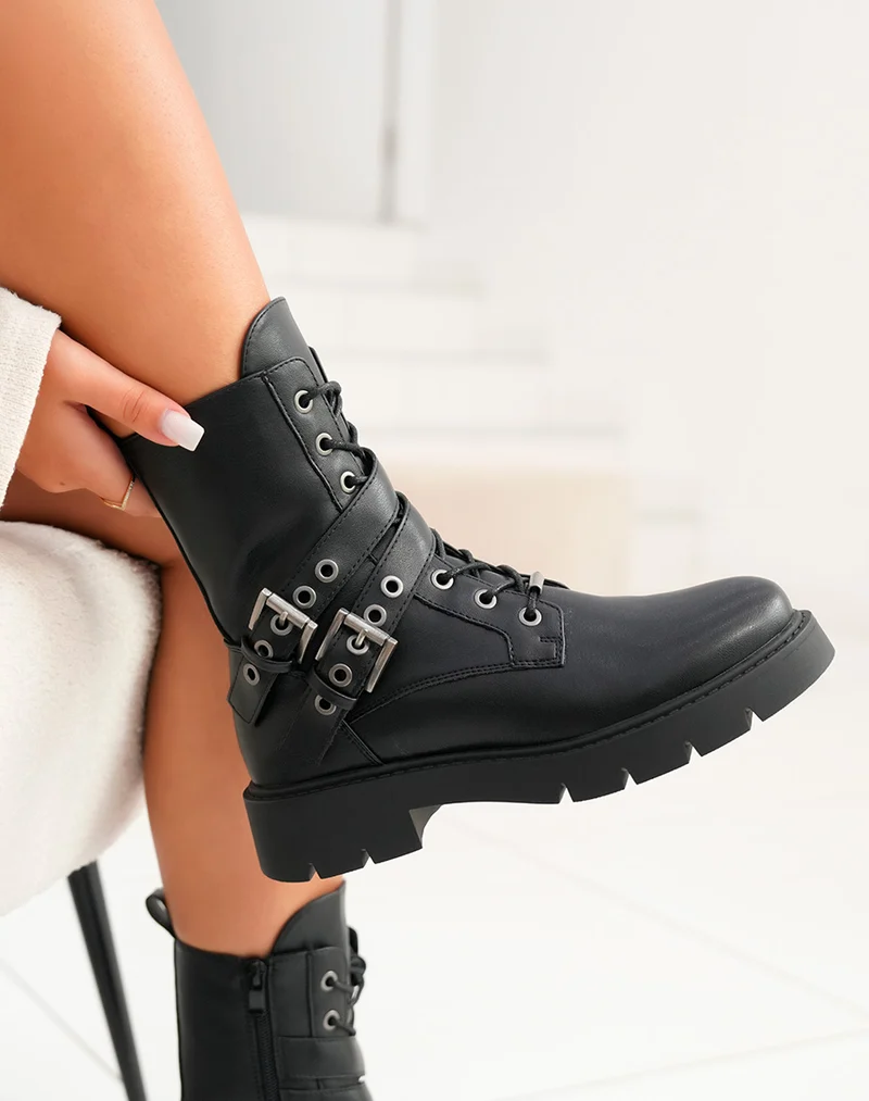 Bottines femme noires à lacets avec sangles argentées et semelle crantée