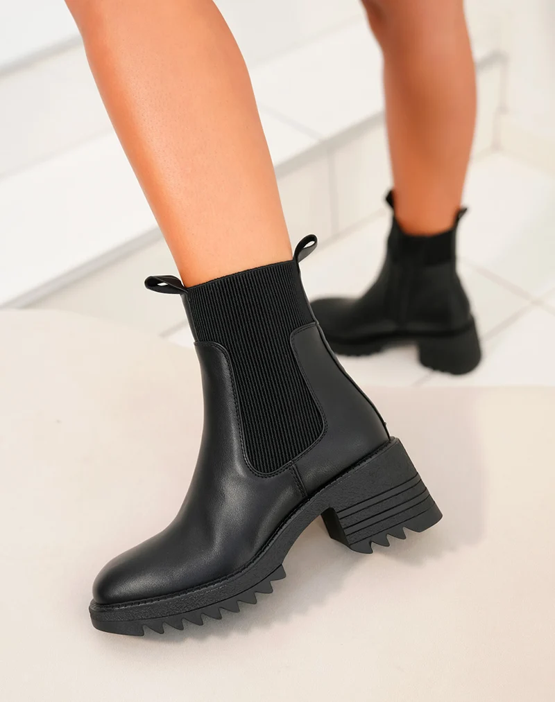 Bottines noires à petit talon et élastique