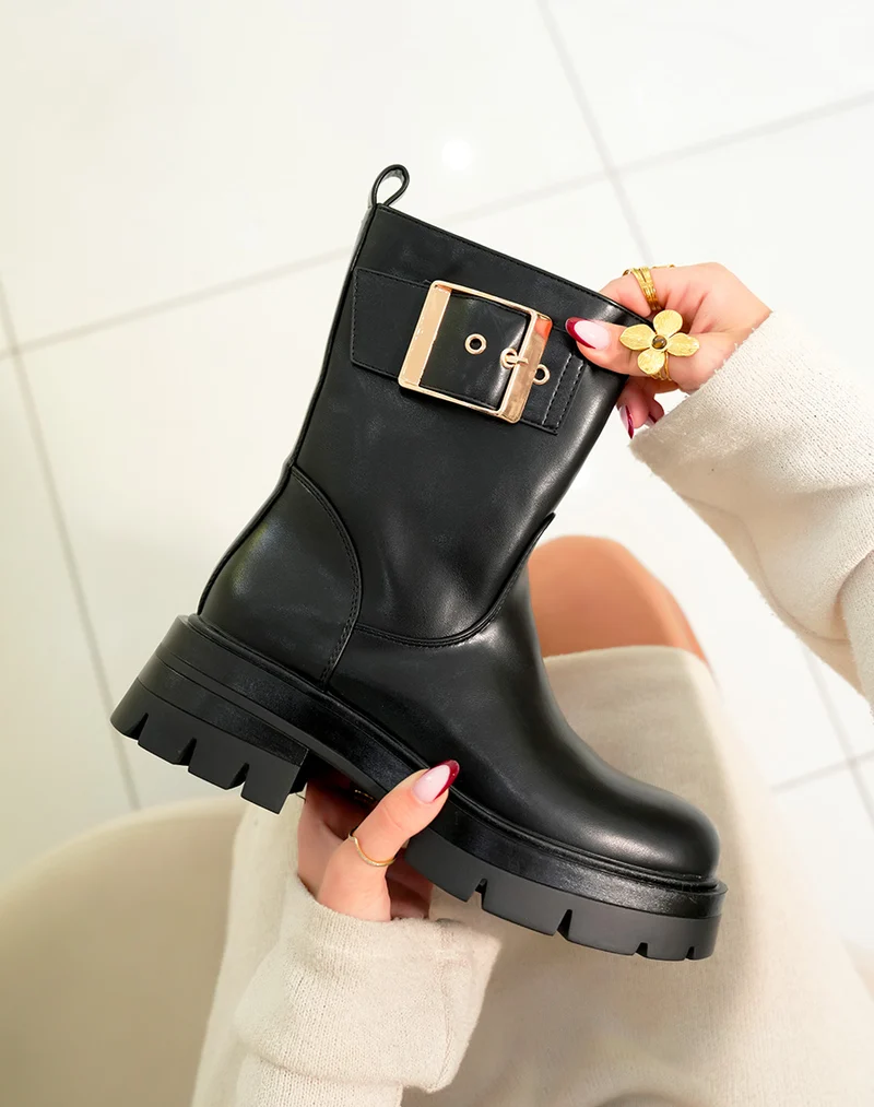 Bottines femme avec boucle épaisse dorée et semelle crantée