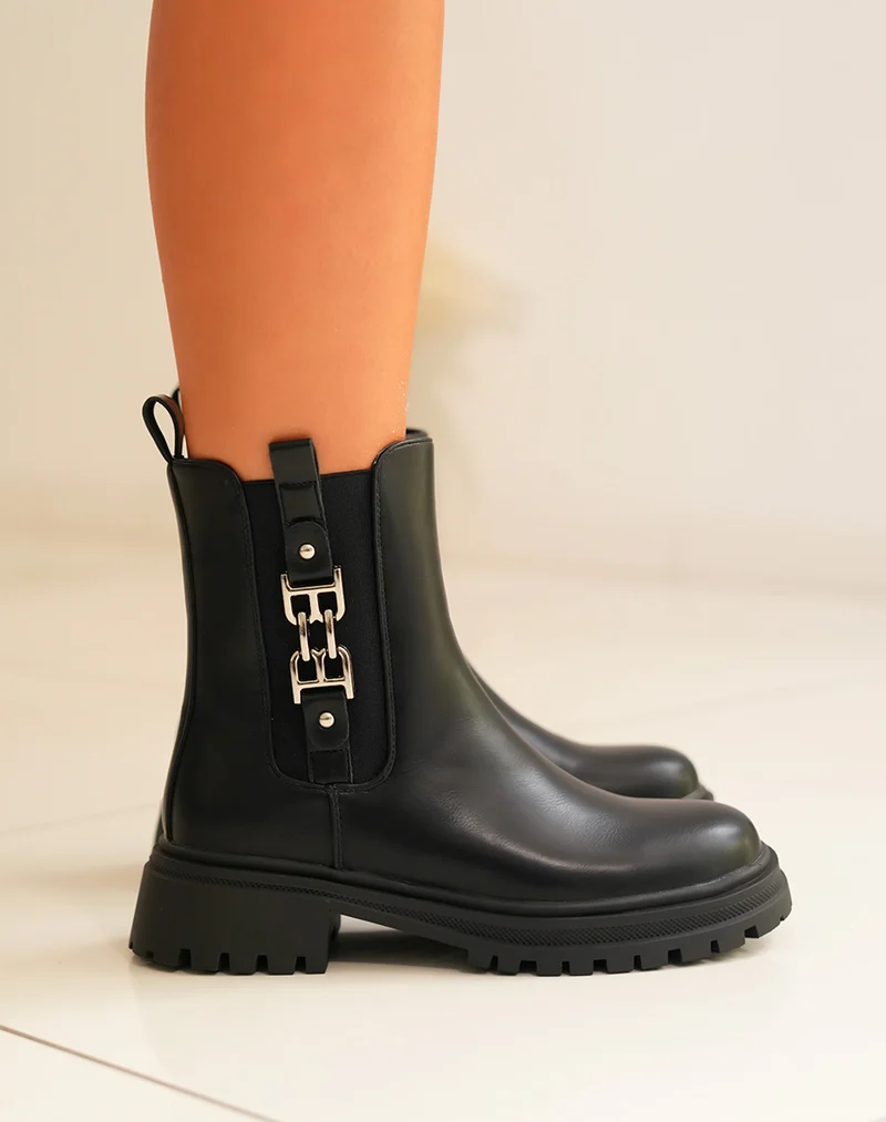 Bottines femme noires style Chelsea avec détail argenté et semelle crantée