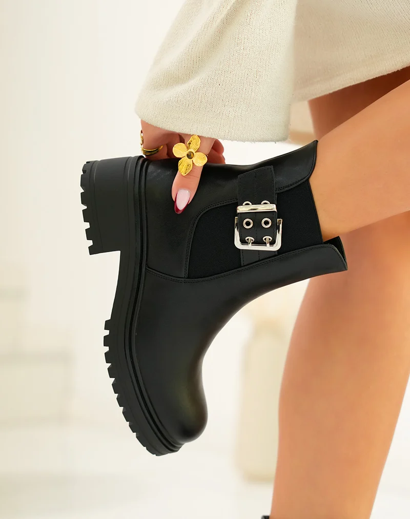 Bottines femme noires avec lanière argentée et semelle crantée