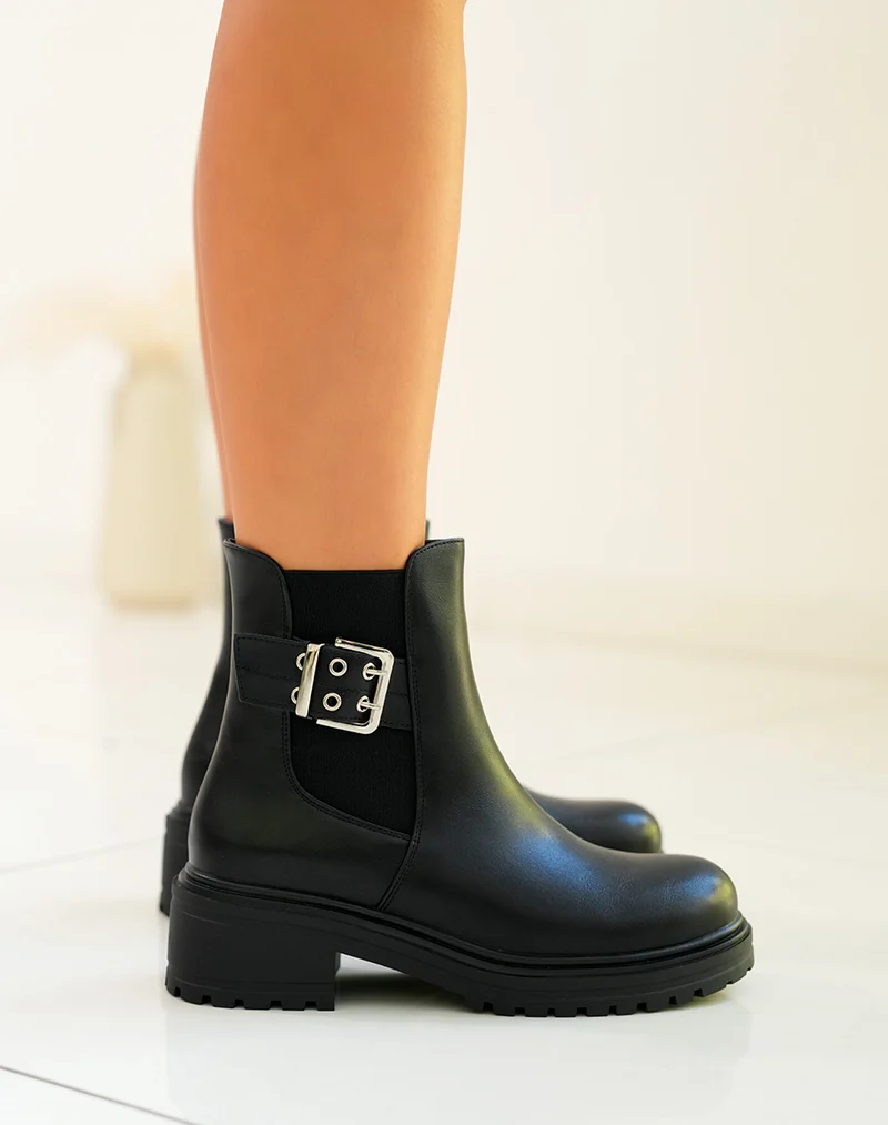 Bottines femme noires avec lanière argentée et semelle crantée