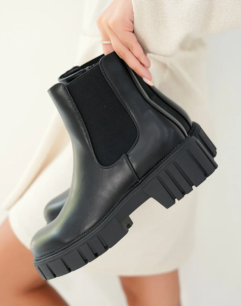 Bottines noires style chelsea avec semelle crantée pour femme