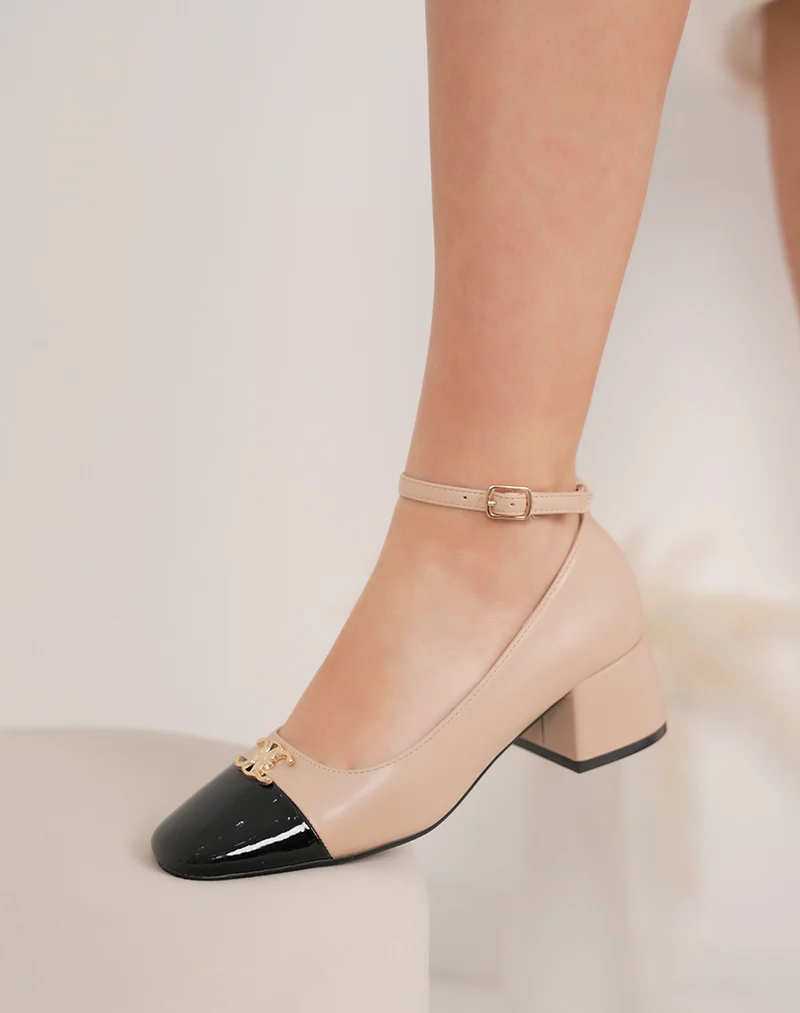 Escarpins femme beiges à petit talon verni noir avec bijou doré et bride élégante