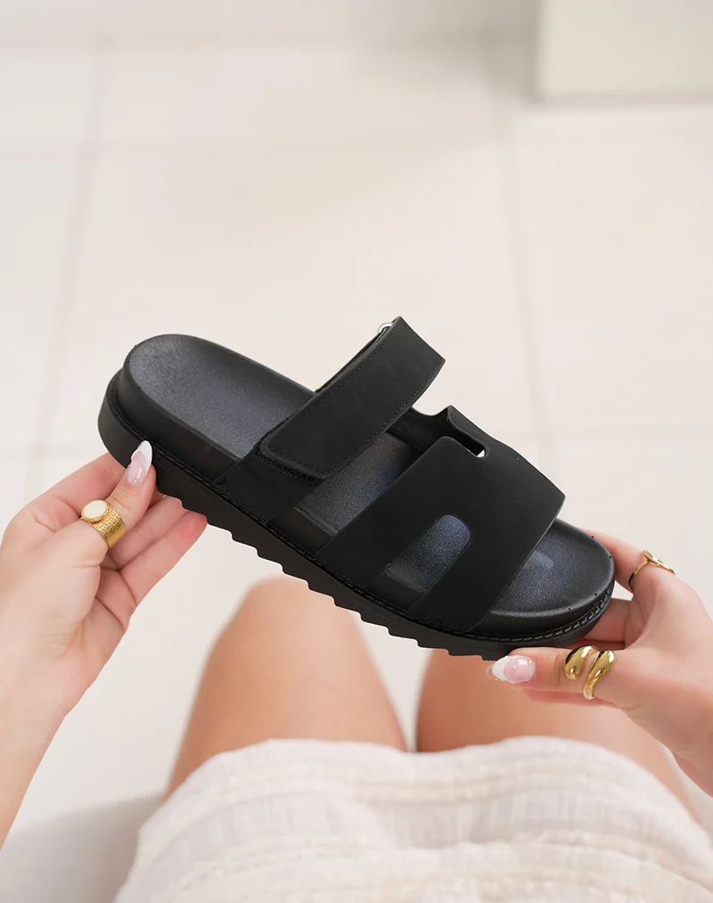 Mules femme noires tendance avec bride en H et scratch réglable